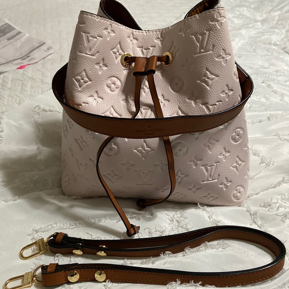 Cute bucket bag, just in time for spring!